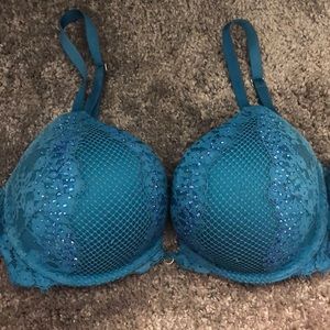 Teal 34D bombshell